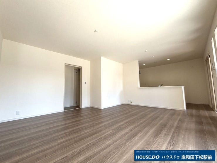 ご家族に憩いの空間をもたらしてくれる、広々としたオシャレなリビングです。