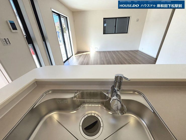 作業スペースが広くとれるキッチン。ご夫婦や親子での料理をする時間が楽しくなる使い勝手の良い、広いワークトップが魅力。