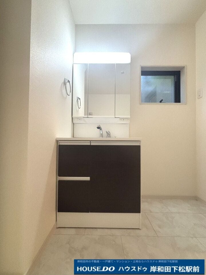 ゆったりとした広さの洗面所。浴室とお手洗いは、洗面脱衣室付近に纏めました。