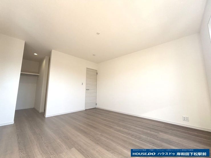 大きな窓からからたっぷり入ってくる日差しがお部屋全体を優しく包み込みます。