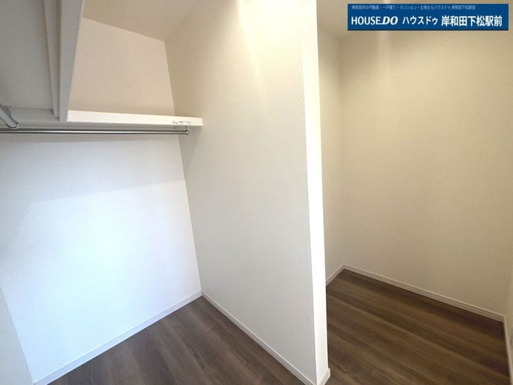 クローゼットには仕切りもあり分類しやすいですね。