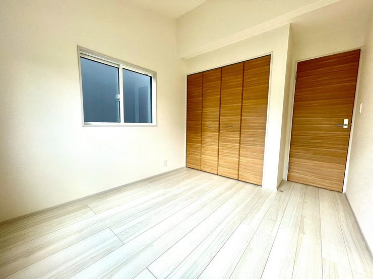 【Bedroom】西側の5.0帖洋室、大きな窓が有り日当たり風通し良好な落ち着く空間