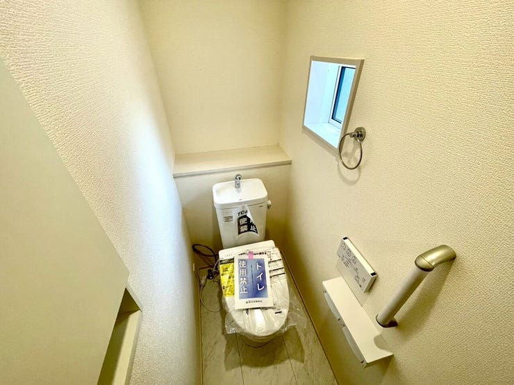 【Toilet】1階トイレ 清潔感があり、落ち着いたデザインのトイレ。家族みんなが快適に使えます。