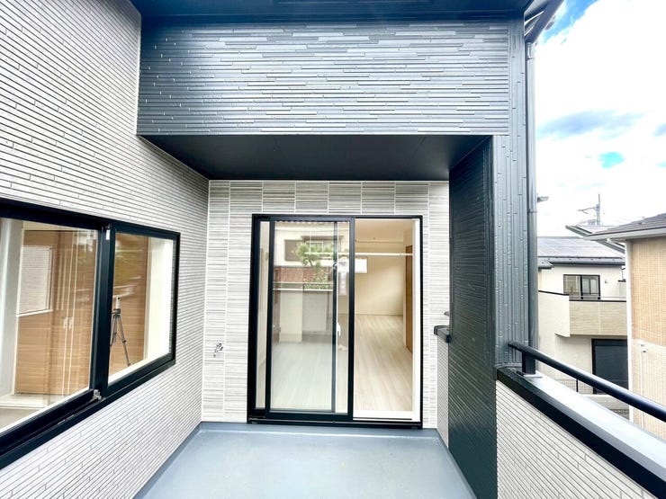 【Balcony】掃除に便利なバルコー水栓有り、日当たりの良いバルコニーはお洗濯物がしっかり乾きやすく、毎日の家事にも重宝します。