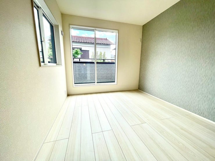 【Bedroom】中央に位置する5.0帖洋室、アクセントクロスがオシャレで落ち着く空間