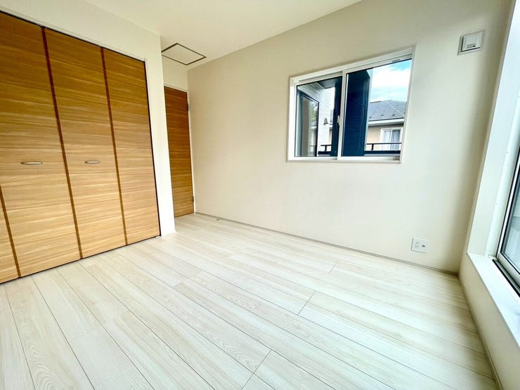 【Bedroom】中央に位置する5.0帖洋室、大きな窓が有り日当たり風通し良好な落ち着く空間