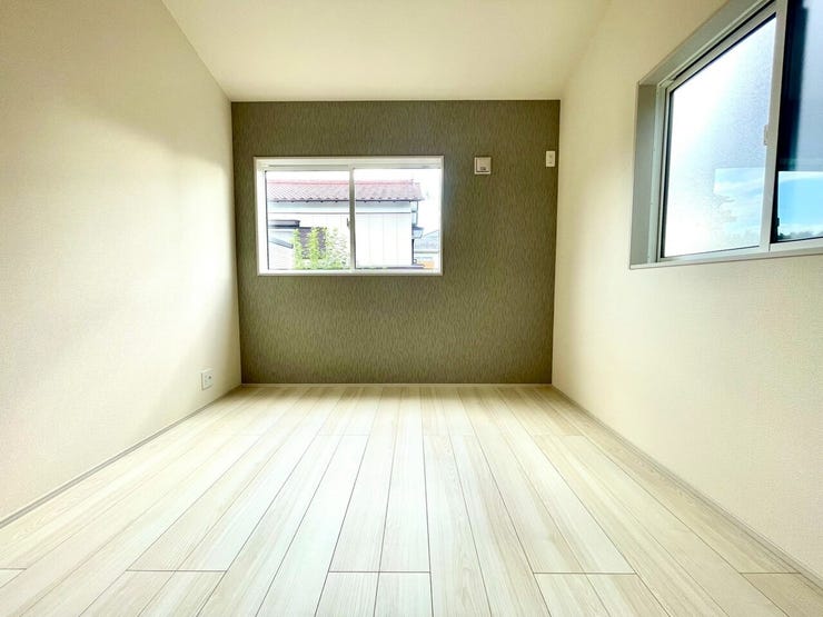 【Bedroom】西側の5.0帖洋室、アクセントクロスがオシャレで落ち着く空間