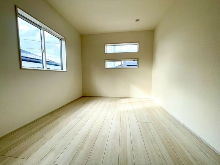 【Bedroom】北西側5.75帖洋室、二面斜光で明るさ良好にこだわりデザインの窓!一度見に来てください