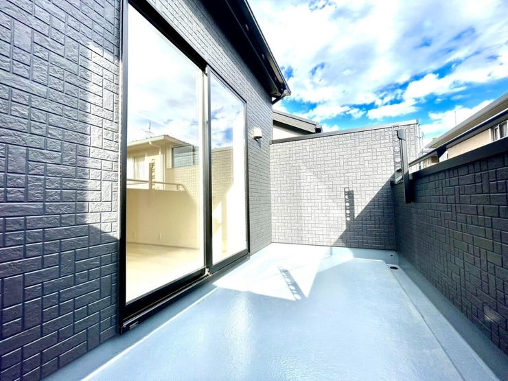 【Balcony】掃除に便利なバルコー水栓有り、日当たりの良いバルコニーはお洗濯物がしっかり乾きやすく、毎日の家事にも重宝します。