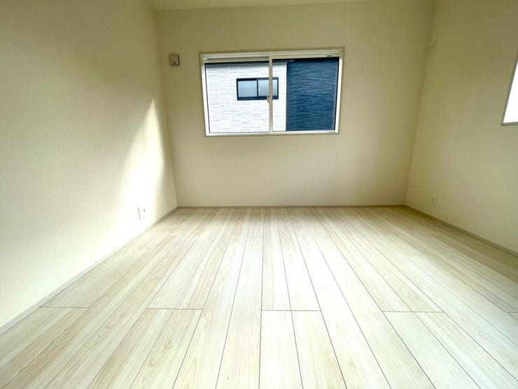 【Bedroom】南西に位置する5.25帖洋室、二面斜光で明るさ良好