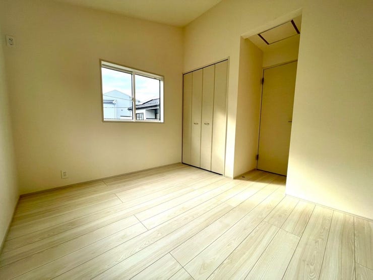 【Bedroom】天井を屋根形状に合わせて高くすることで解放感UP!南西に位置する5.25帖洋室