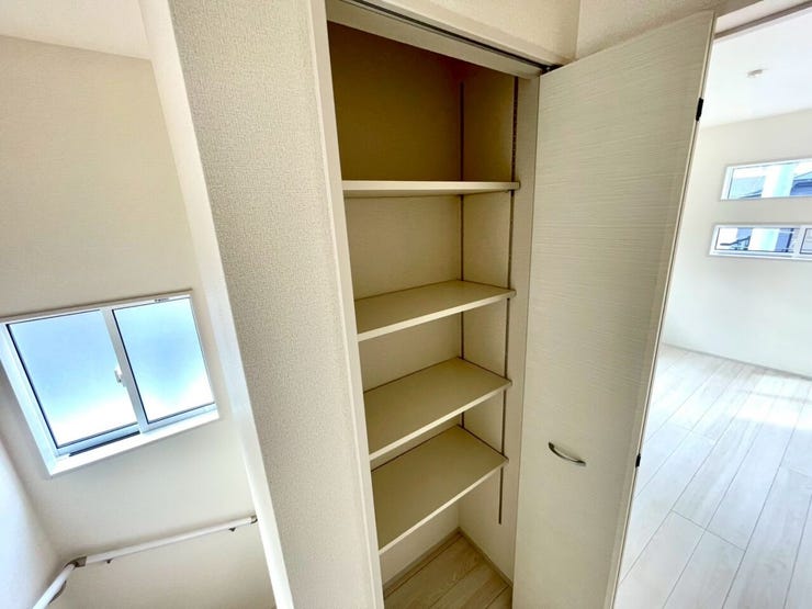 二階廊下の収納スペースあると便利