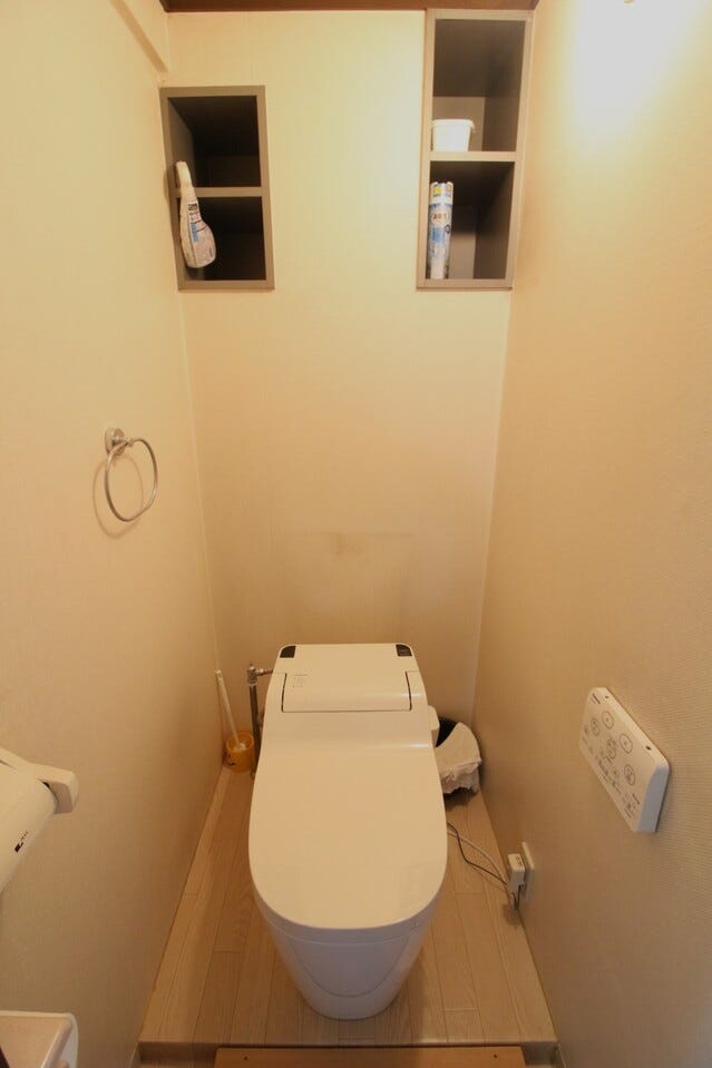 ウォシュレット付きのトイレです。
棚があるのでトイレットペーパー等のストックを収納することができますね。