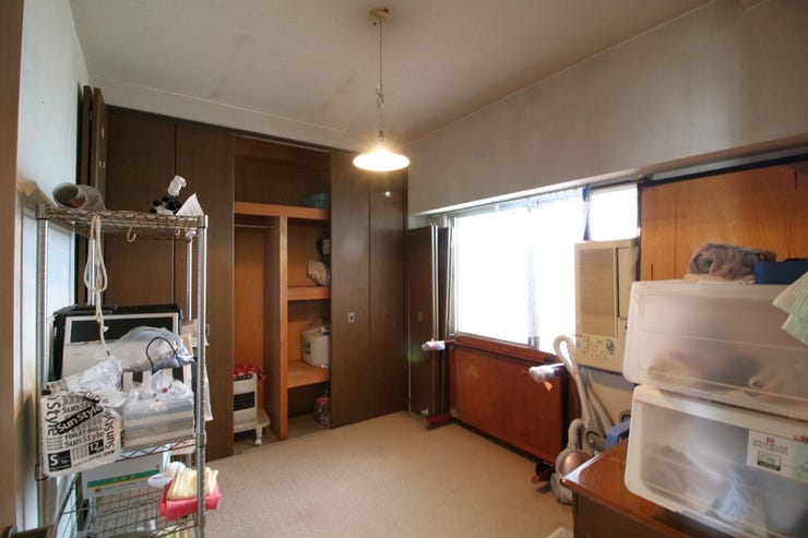 *北側洋室*
壁一面が収納スペースになっているので、たくさん収納可能です。