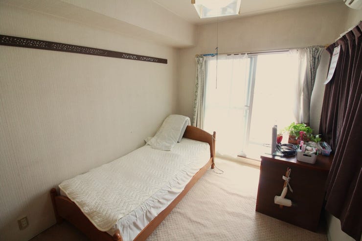 *南側洋室*
バルコニーへの出入りも可能な洋室です。
暖かな日差しが差し込み毎朝気持ち良く起きることができそうです。