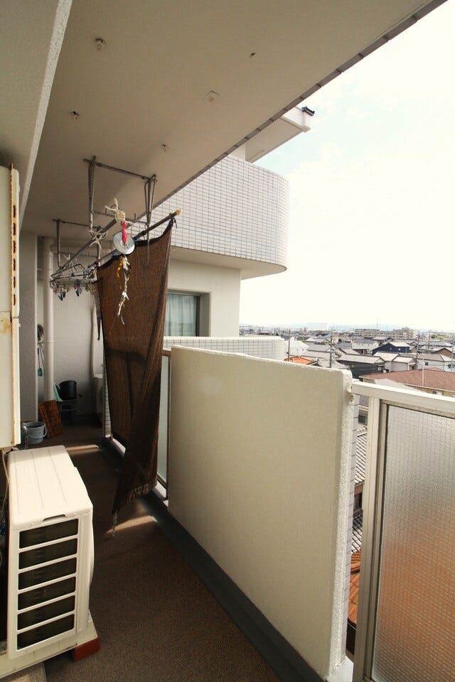 南向きのバルコニーで日当たり良好です。洗濯物も良く乾きそうですね。