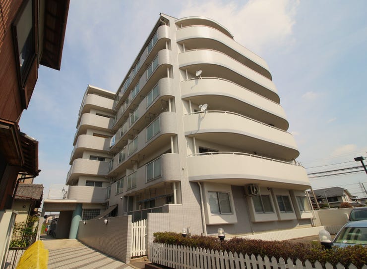 【外観】
6階建てのマンションです。
矢作橋駅まで徒歩約11分で、電車のご利用にも便利な立地です。