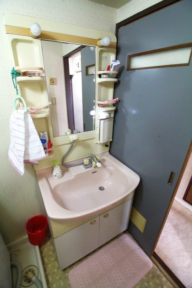 玄関を入ってすぐに洗面があるので、うがい・手洗いの習慣がお子様たちに身に付く洗面台に!