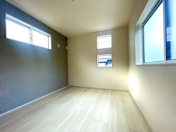 【Bedroom】南に位置する5.0帖洋室、3面斜光で明るさ良好、アクセントクロスが落ち着く空間を演出