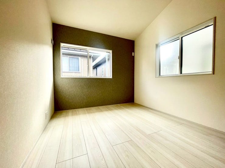 【Bedroom】南西に位置する5.0帖洋室、アクセントクロスがオシャレな2面斜光