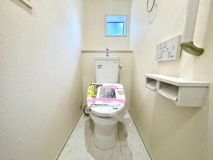【Toilet】2階トイレ 清潔感があり、落ち着いたデザインのトイレ。家族みんなが快適に使えます。