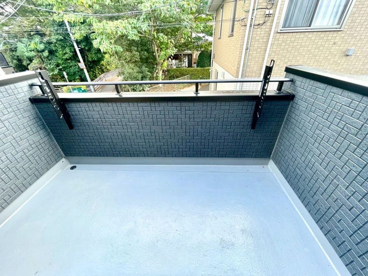 【Balcony】掃除に便利なバルコー水栓有り、日当たりの良いバルコニーはお洗濯物がしっかり乾きやすく、毎日の家事にも重宝します。