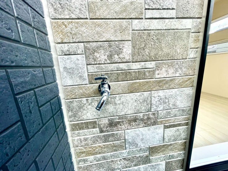 【Balcony】掃除に便利なバルコー水栓有り、日当たりの良いバルコニーはお洗濯物がしっかり乾きやすく、毎日の家事にも重宝します。