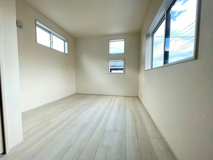 【Bedroom】北側6.0帖洋室、3面斜光で明るさ良好にこだわりデザインの窓!一度見に来てください