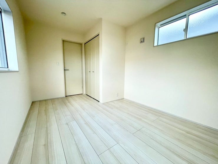 【Bedroom】北側6.0帖洋室、3面斜光で明るさ良好にこだわりデザインの窓!一度見に来てください