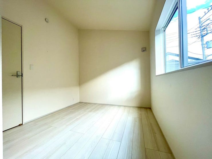 【Bedroom】天井を屋根形状に合わせて高くすることで解放感UP!南西に位置する5.25帖洋室