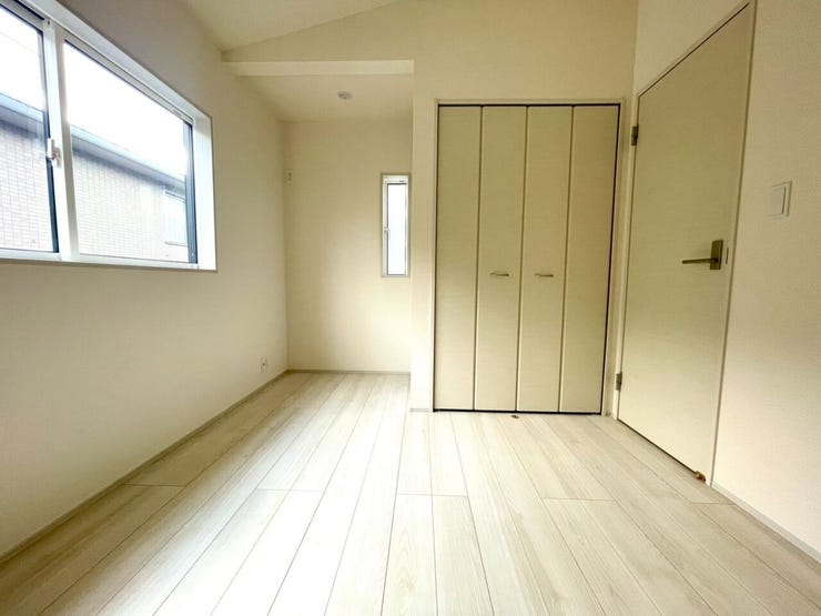 【Bedroom】天井を屋根形状に合わせて高くすることで解放感UP!南西に位置する5.25帖洋室