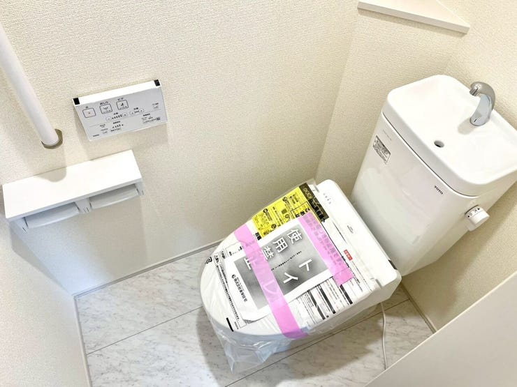 【Toilet】2階トイレ 清潔感があり、落ち着いたデザインのトイレ。家族みんなが快適に使えます。