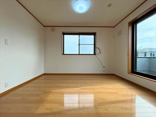 2階南側洋室からはバルコニーへ出られます。また扉で隣の西側洋室と繋げて広く使うことも出来ます
(2026年2月5日 撮影)