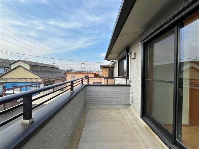 2階南側洋室バルコニーは光が良く入るので洗濯物が乾きやすそうです
(2026年2月5日 撮影)