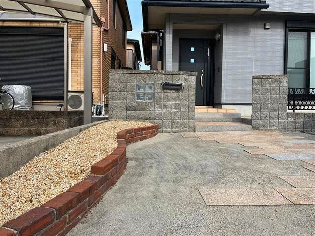 駐車場の花壇に季節の花を植えて玄関へのアプローチに彩りを添えるのも良さそうですね
(2026年2月5日 撮影)