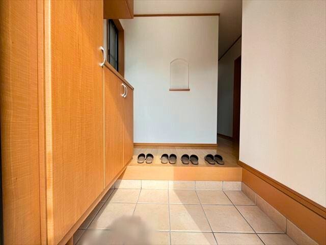 玄関から中が見えにくいのでプライバシーが守られます。玄関ホールに窓があるので日中明るい玄関です
(2026年2月5日 撮影)