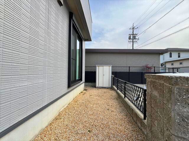 駐車場との間にフェンスがあり小さなお子様が遊ぶのに安全ですね
(2026年2月5日 撮影)