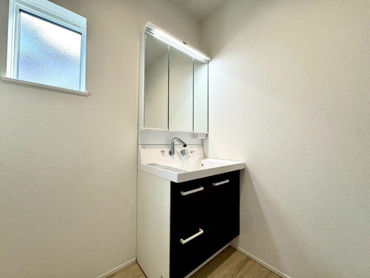 【Washroom】すっきりとしたデザインで、毎日の生活が快適に。収納も豊富な洗面所です。