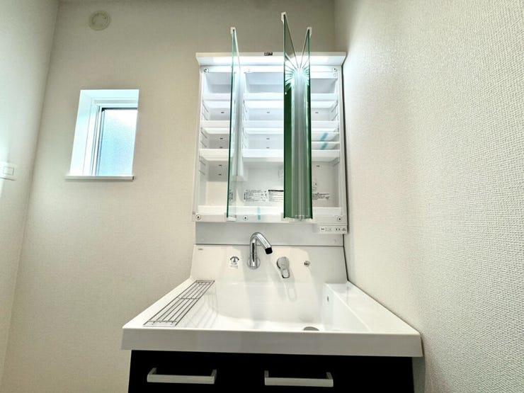 【Washroom】毎朝の準備がスムーズに。広めの洗面台と収納が使いやすい洗面所です。