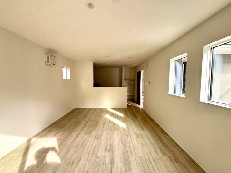 【Living】広々としたリビングは、大きな窓から自然光が差し込む温かな空間です。