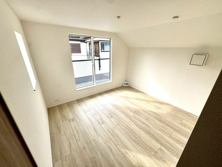 【Bedroom】明るく風通しの良い洋室。新築ならではの清潔感も魅力です。