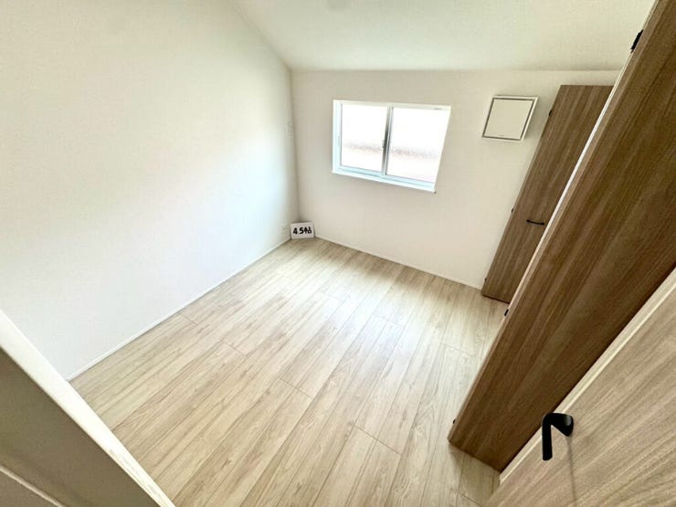 【Bedroom】洋室には収納力のあるクローゼット付き。衣類や荷物もすっきり収まります。