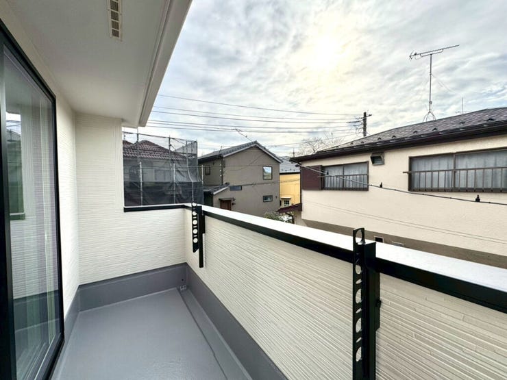 【Balcony】日当たりの良いバルコニーはお洗濯物がしっかり乾きやすく、毎日の家事にも重宝します。