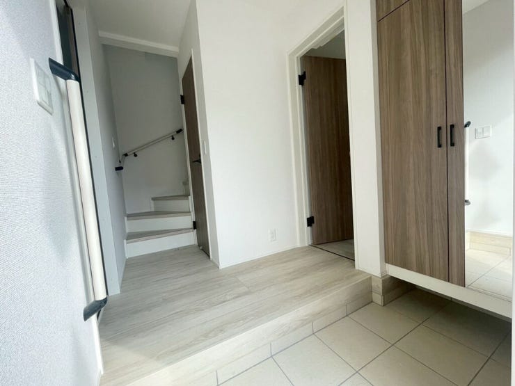 【Entrance】シューズボックス完備の玄関で、靴や小物もスッキリ収納できます。