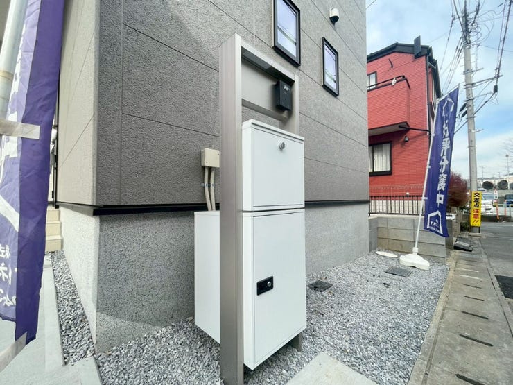 【Facilities】外出中でも荷物を受け取れる便利な宅配ボックス付き。忙しい毎日も安心です。
