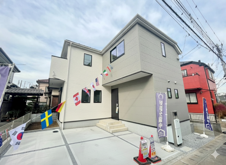 【Exterior】ゆとりのある駐車スペース付きで、車の出し入れもスムーズに行えます。