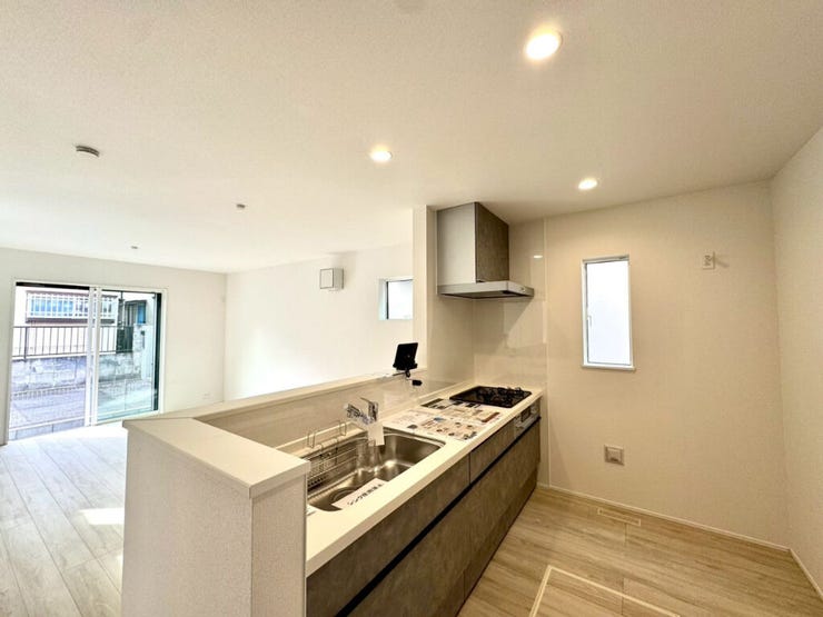 【kitchen】効率よく使える広々キッチン。収納力も高く、料理の時間がスムーズに。