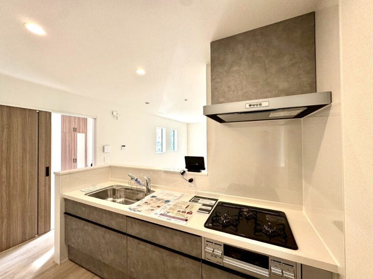 【kitchen】広めのキッチンは料理のしやすさを追求した設計。収納も豊富で作業がしやすい空間です。