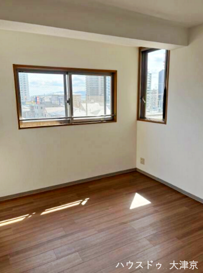 明るい2面採光の洋室。