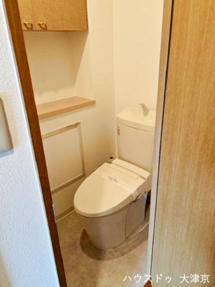 トイレにはカウンターや収納スペースがあり便利に使えます♪